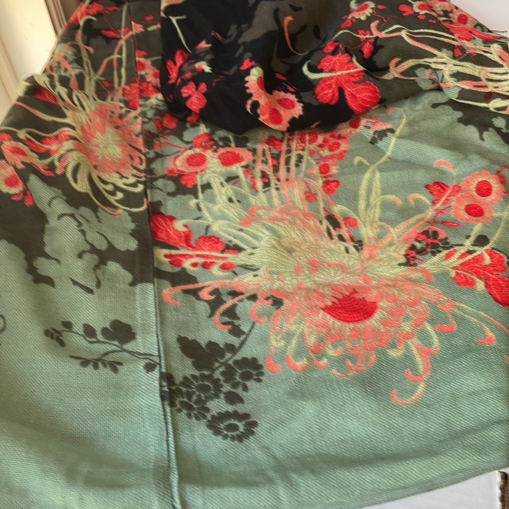Gorgeous Flower Pattern Infinity Scarf - Picture 4 of 4
